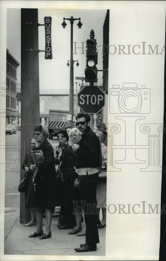 1971 Press Photo Bus riders waiting for city bus- Historic Images