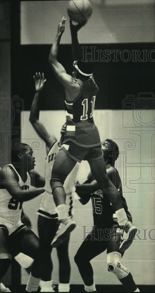 1987 Press Photo Basketball player Keith Stewart goes for a jump shot, Wisconsin- Historic Images