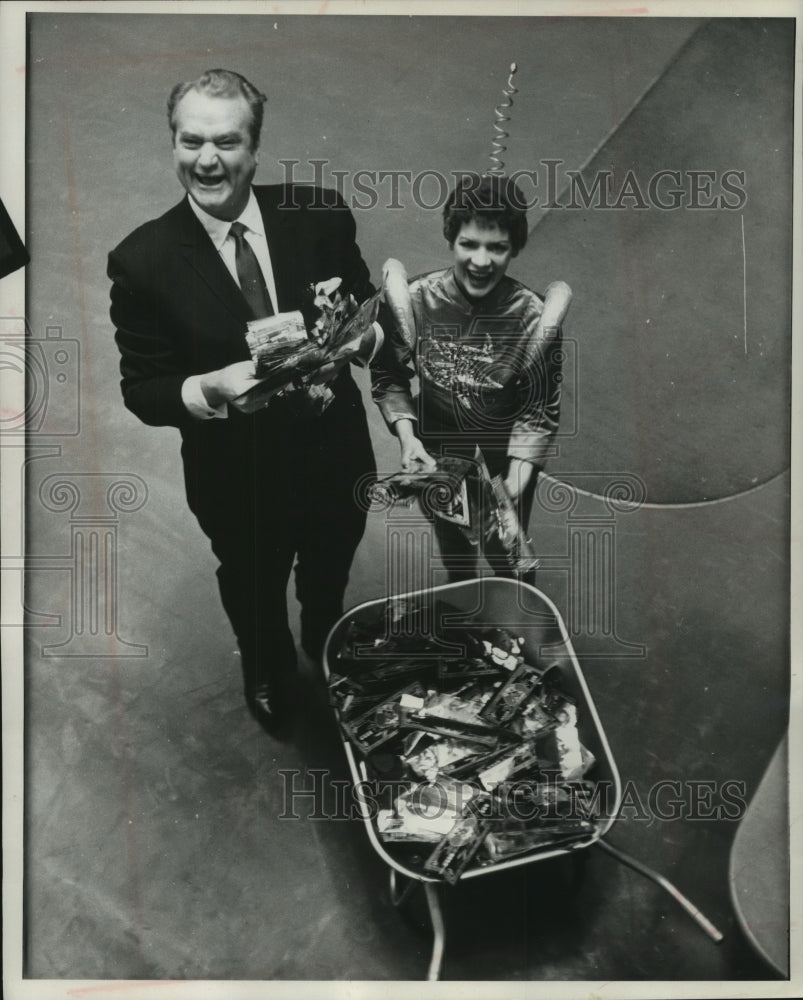 1960 Press Photo &quot;Girl from Mars&quot; Carol Hanson distributes Martian &quot;money&quot;- Historic Images