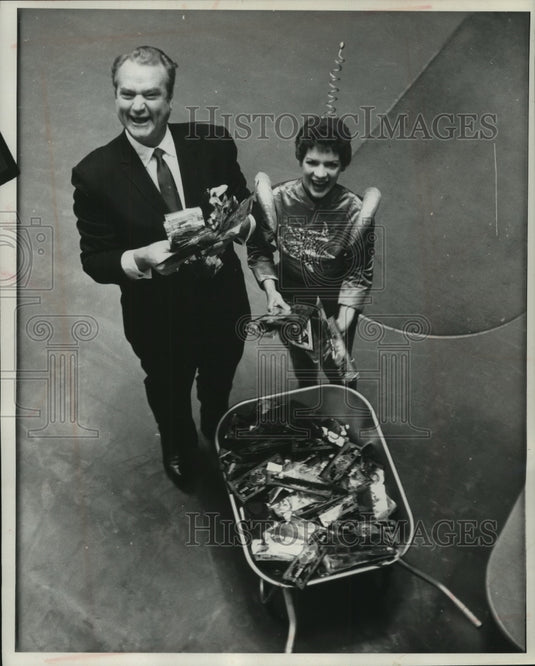 1960 Press Photo "Girl from Mars" Carol Hanson distributes Martian "money"- Historic Images