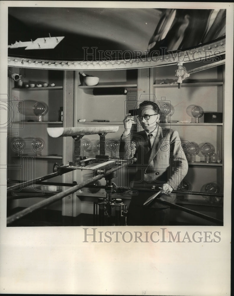 1953 Press Photo Engineer Foex watches metal being melted through a smoked glass- Historic Images
