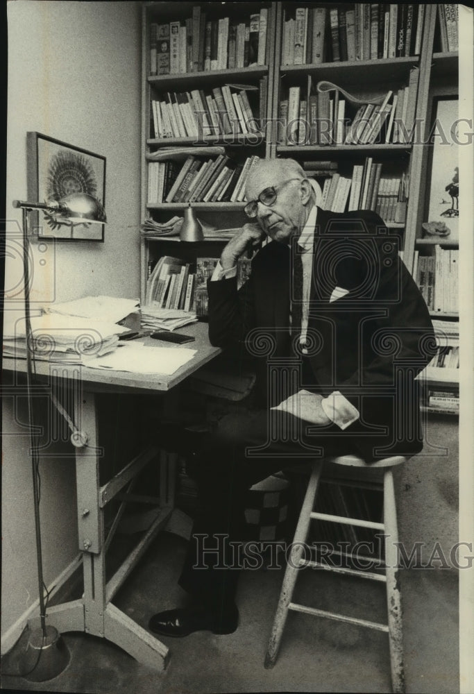 1974 Press Photo Dr. Benjamin Spock at his writing desk in New York apartment- Historic Images