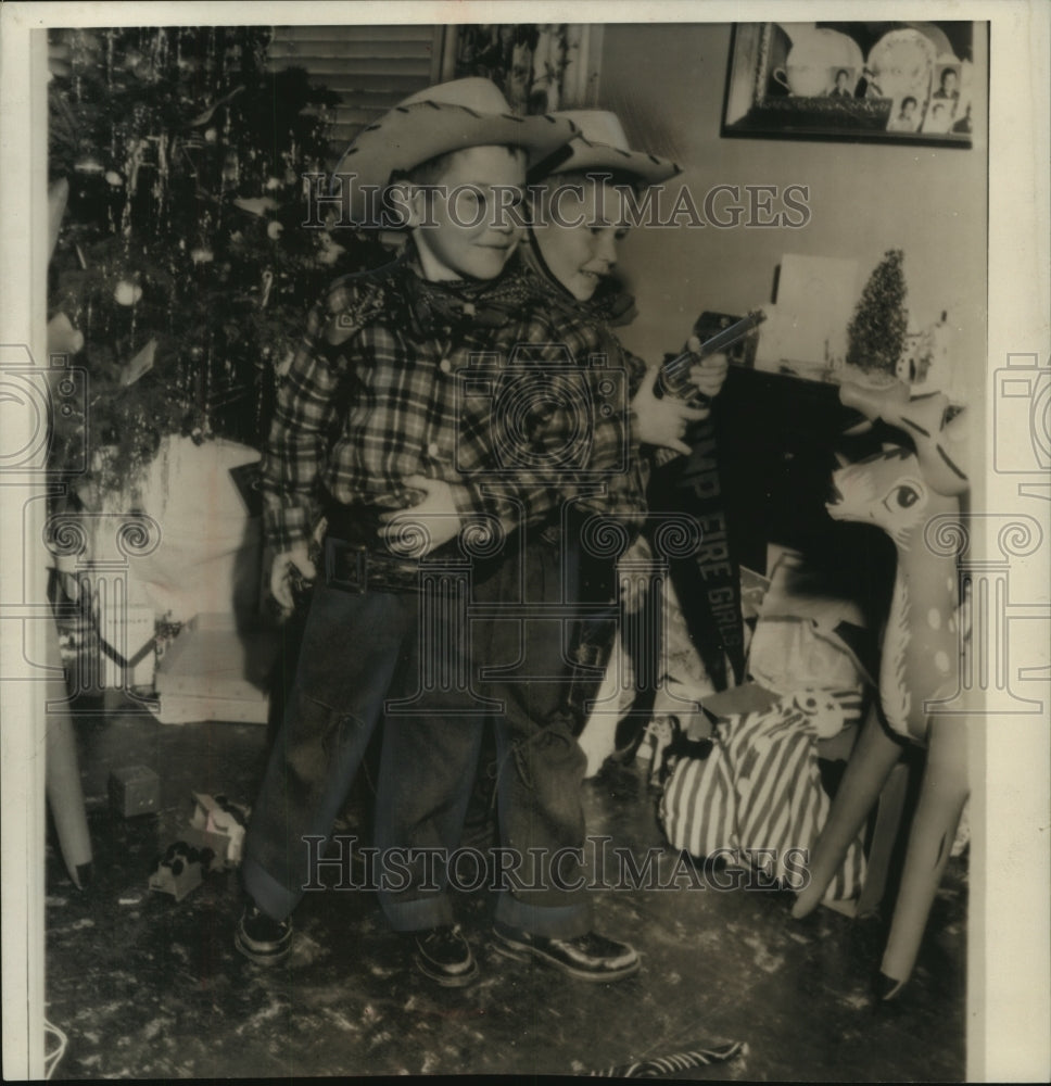 1961 Press Photo Gary and Larry Hutchens, Siamese Twins, in cowboy outfits - Historic Images