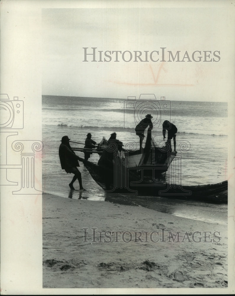 1967 Press Photo Fishermen in the waters off Durban, South Africa - mjc17764- Historic Images