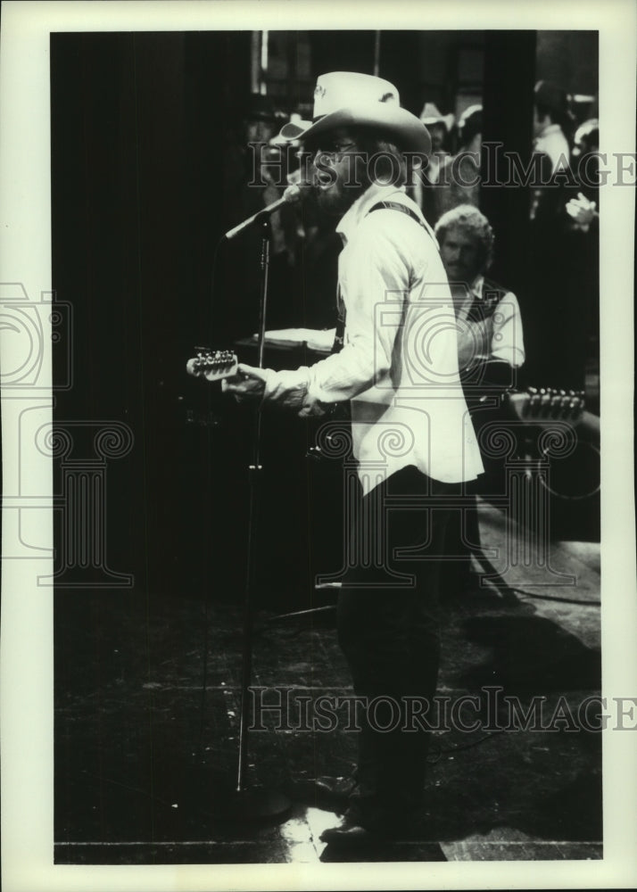 1983 Press Photo Actor Richard Thomas plays the guitar and sings - mjc17846- Historic Images