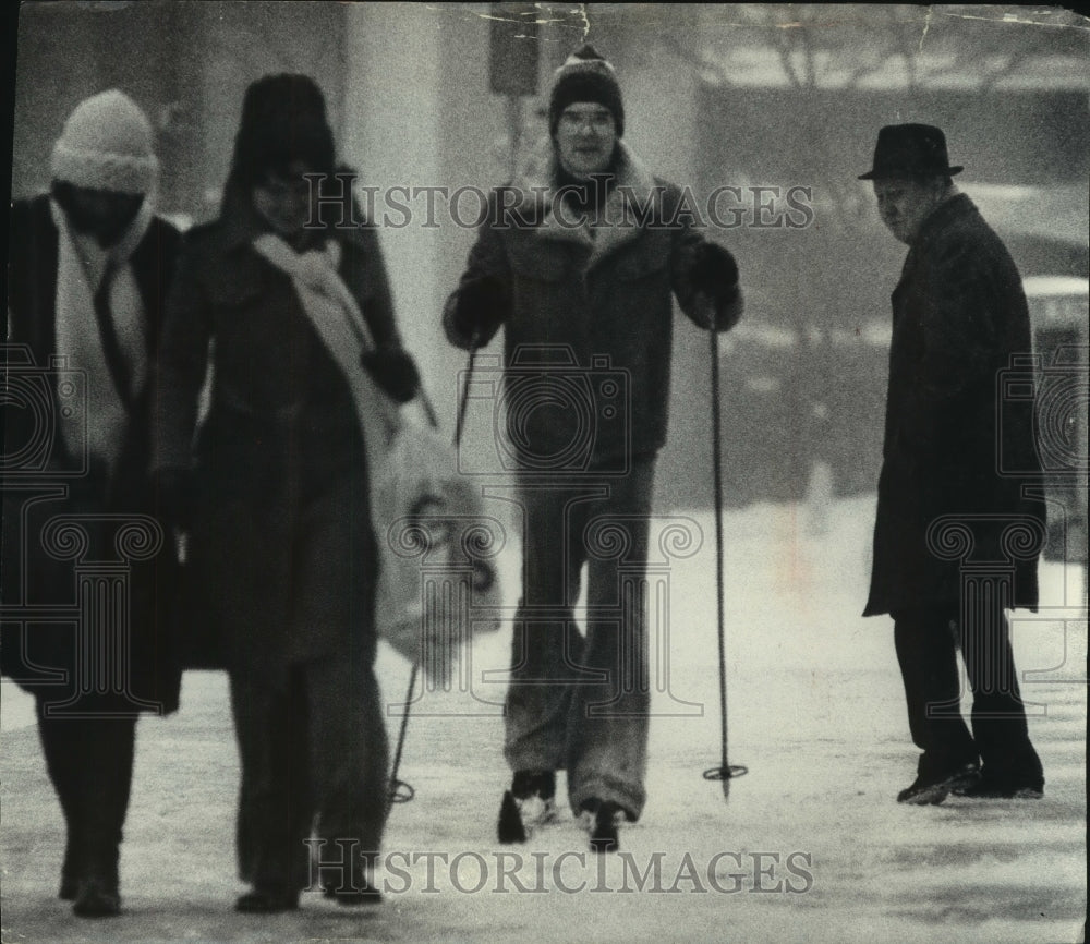 1979 Press Photo Peter Seed cross country skiing downtown Milwaukee, WI- Historic Images