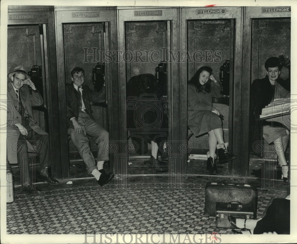 1947 Press Photo Stranded from snowstorm travelers sleep in booths, Milwaukee.- Historic Images