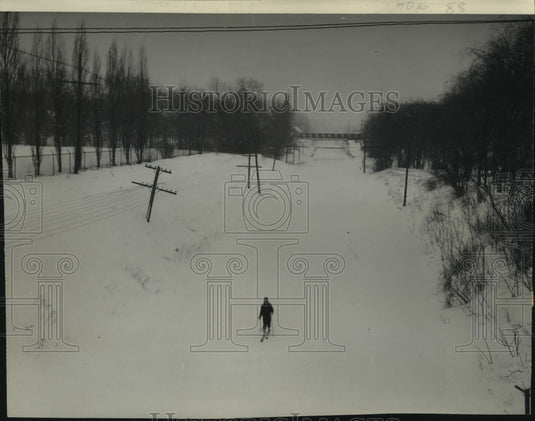 1947 Press Photo Heavy, deep snow blanketed Wisconsin stopping all but skiers.- Historic Images