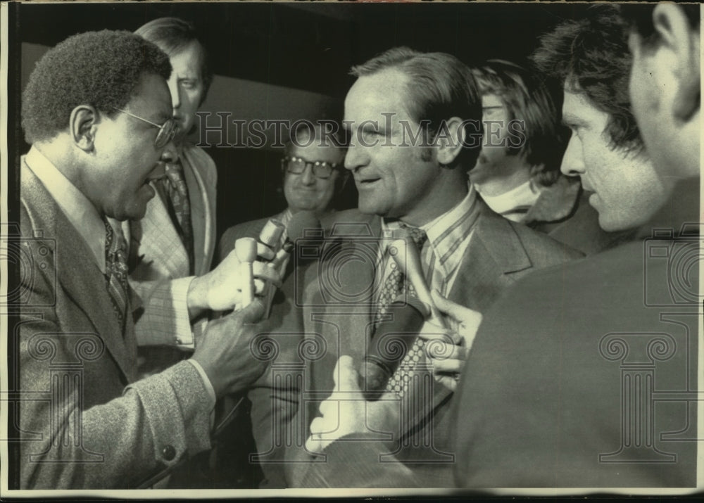 1973 Press Photo Miami Dolphins football head coach Don Shula talks to reporters- Historic Images