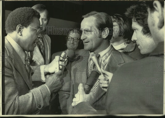 1973 Press Photo Miami Dolphins football head coach Don Shula talks to reporters- Historic Images