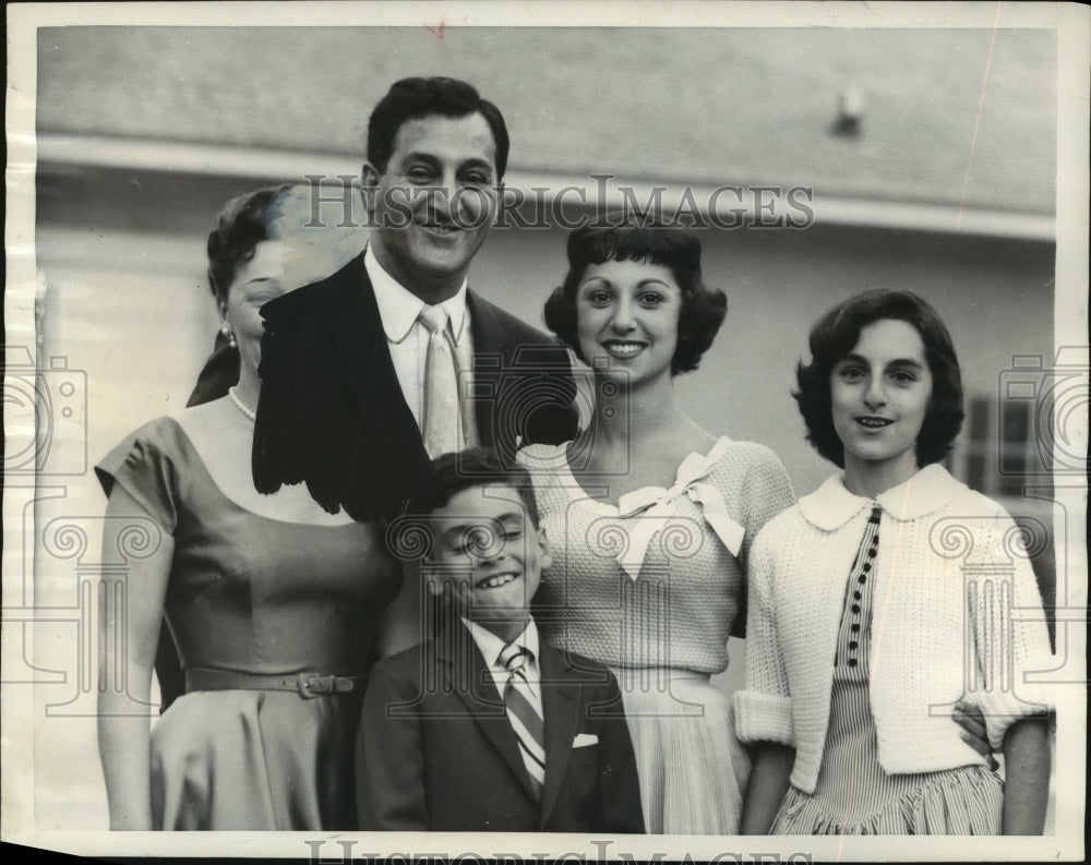1956 Press Photo Danny Thomas with his wife, Rosemarie and their children- Historic Images