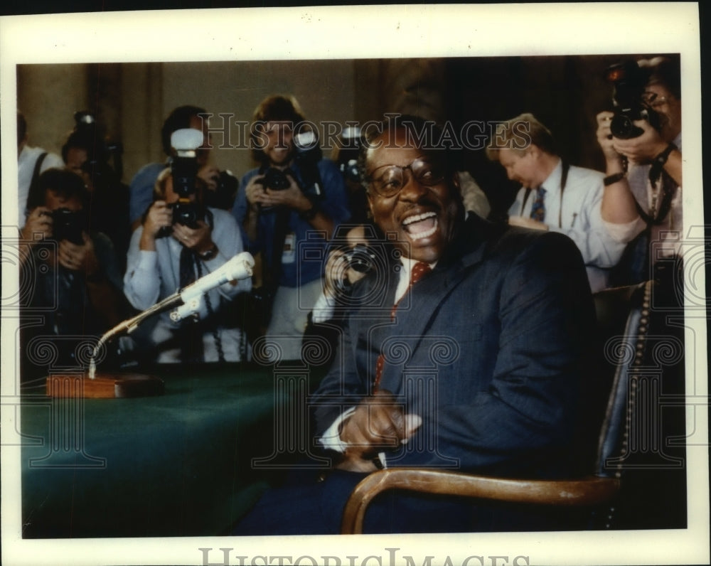 Press Photo Clarence Thomas with press photographers - mjc18330