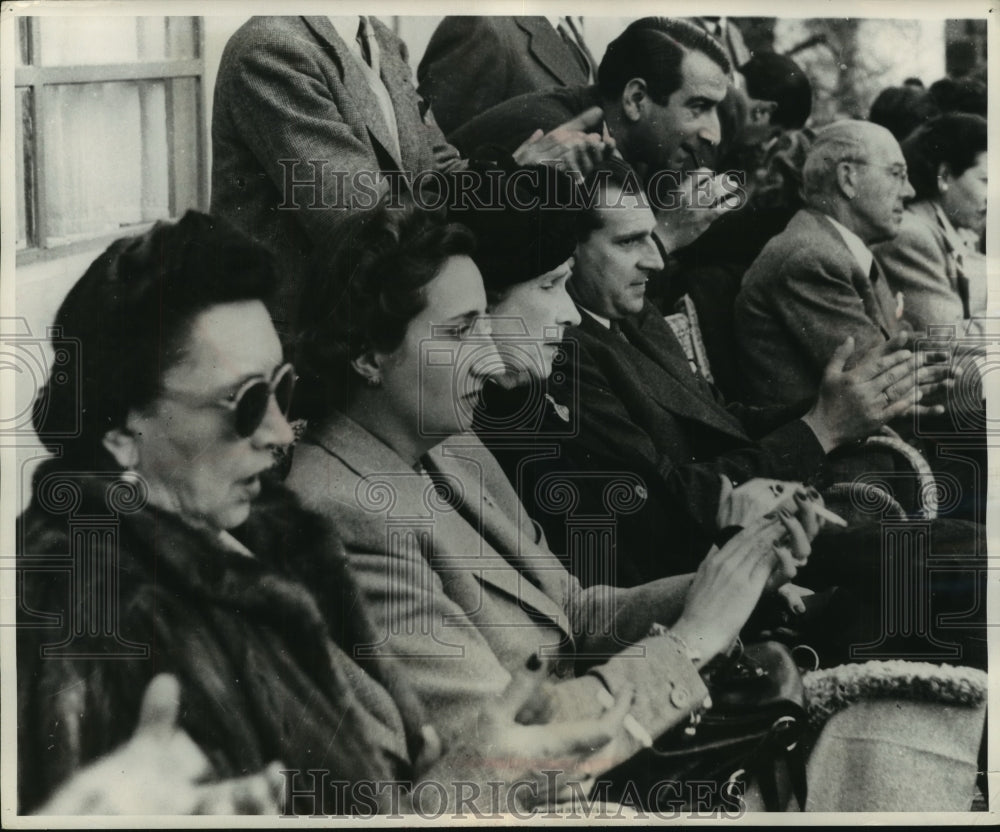 1955 Press Photo Pretender to Spanish throne Don Juan and mother watch shooting