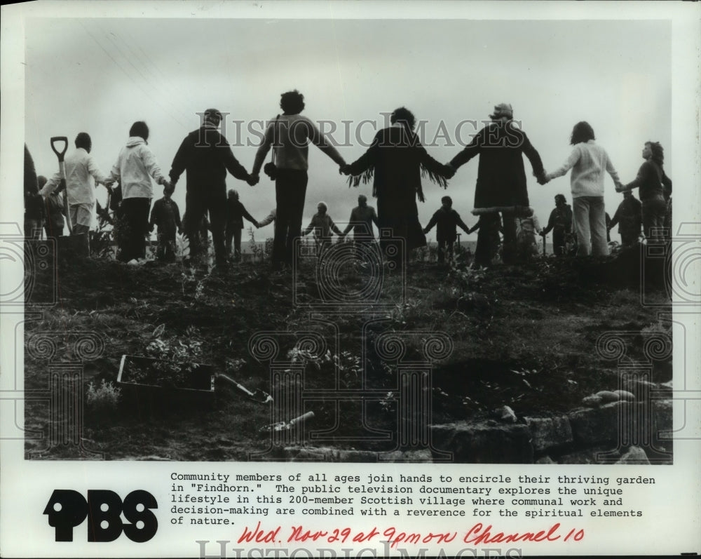 1978 Press Photo Community members of all ages join hands around a garden