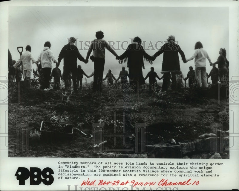 Load image into Gallery viewer, 1978 Press Photo Community members of all ages join hands around a garden
