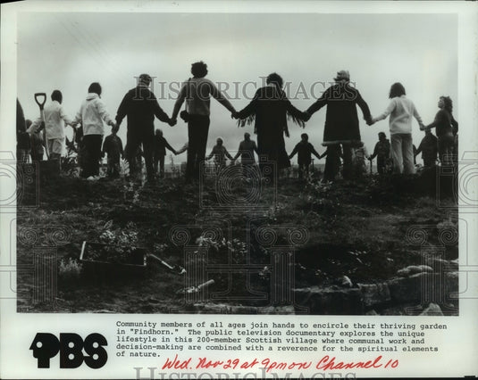 1978 Press Photo Community members of all ages join hands around a garden