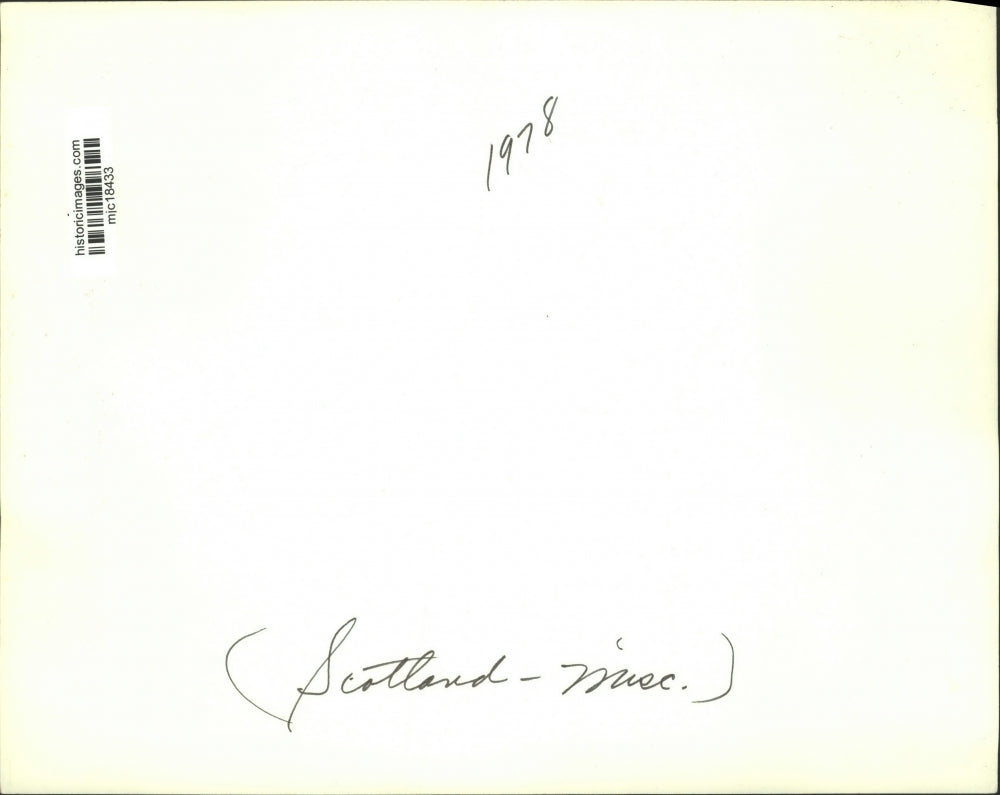 1978 Press Photo Community members of all ages join hands around a garden