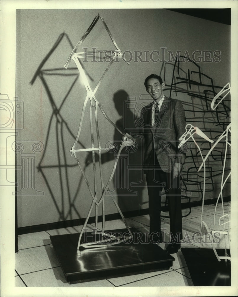 1968 Press Photo Ralph Mitchell Tate, artist &amp; his sculpture doodle called &quot;Man&quot;- Historic Images