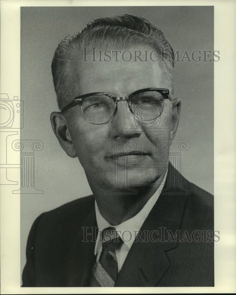 1964 Press Photo Robert R. Tate general freight agent C&NW Railway, Wisconsin