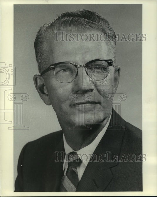 1964 Press Photo Robert R. Tate general freight agent C&NW Railway, Wisconsin