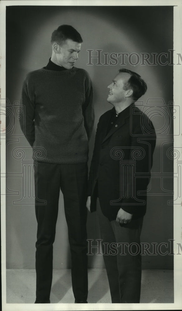 Load image into Gallery viewer, 1967 Press Photo Heikki Taponen tallest Finnish Olympic basketball player
