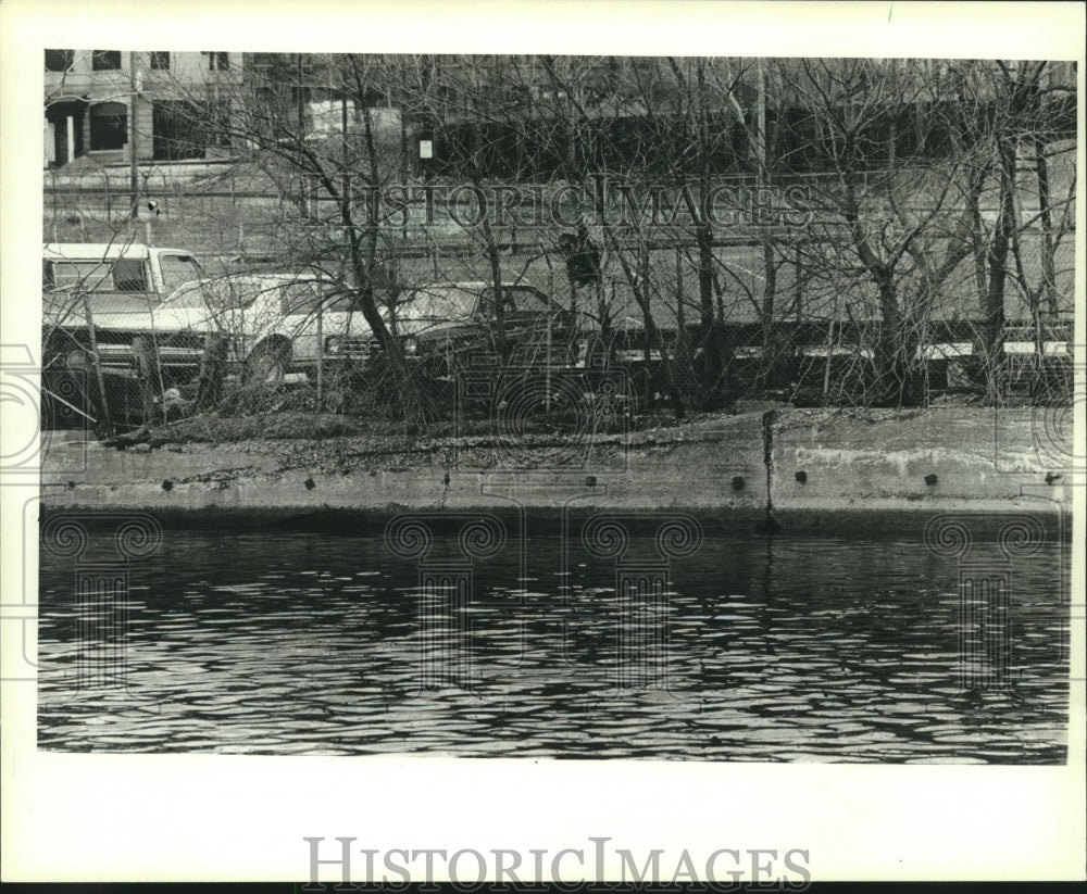1983 Press Photo A view of the Albert Trostel &amp; Sons dock wall, built in 1913