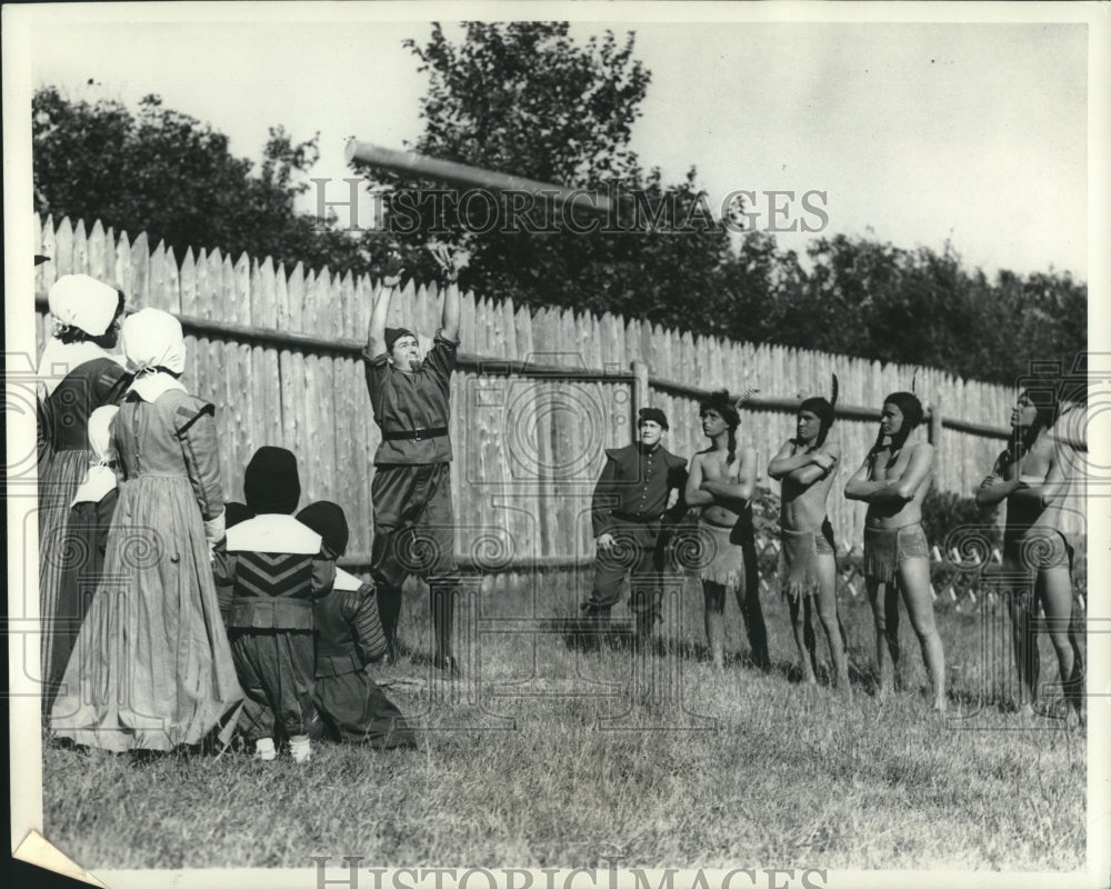 1962 Press Photo Husky settler shows young braves the sport of pitching the bar- Historic Images