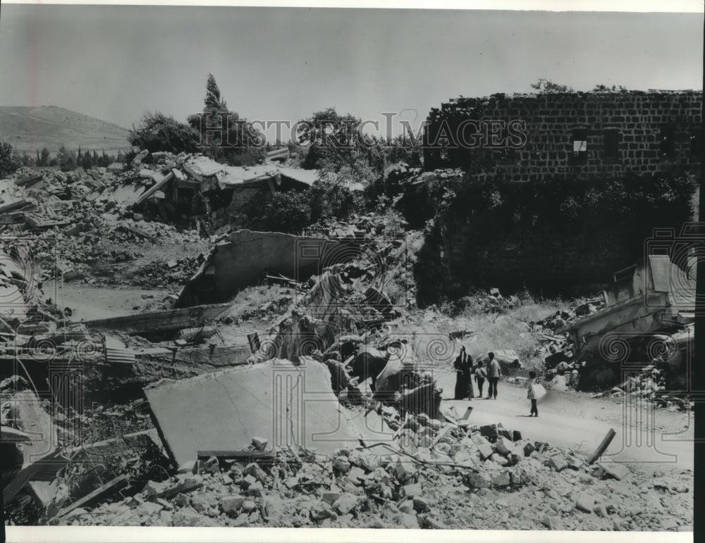 1974 Press Photo Syrian family walked along a street through rubble of Kuneitra- Historic Images