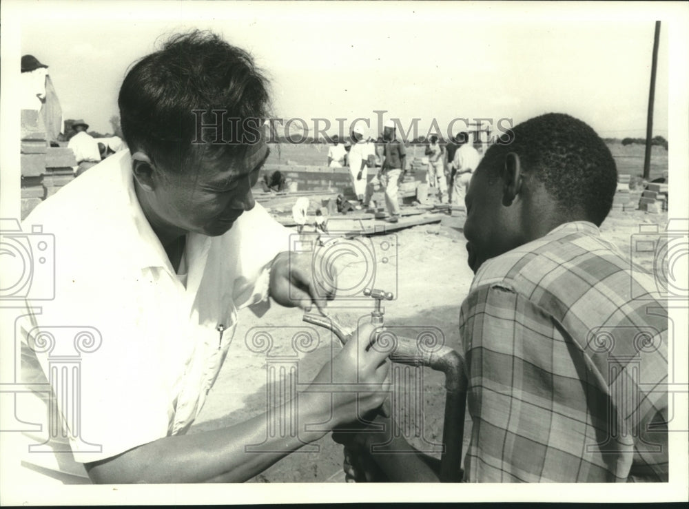 1972 Press Photo Chinese show eagerness to help native laborers in Tanzania- Historic Images