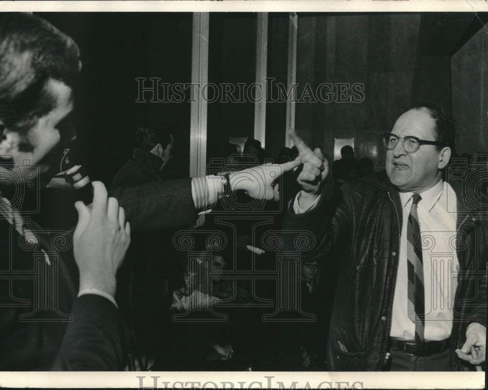 1971 Press Photo Philip Hennessey &amp; Albert Stergar argued during Milwaukee rally- Historic Images