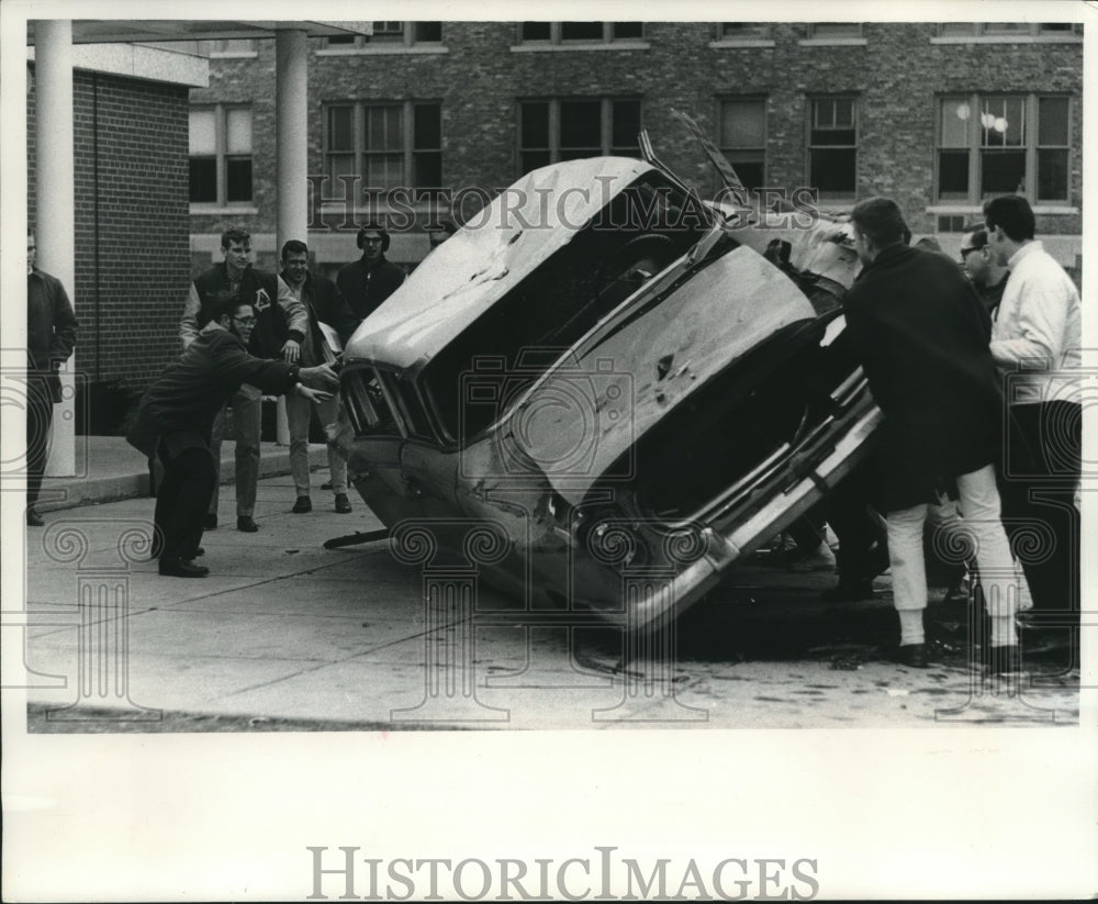 1964 Press Photo University of Wisconsin, Milwaukee, students overturn car- Historic Images