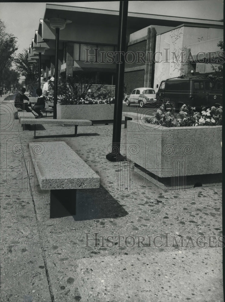 1964 Press Photo Bus stop at University of Wisconsin-Milwaukee Student Union- Historic Images