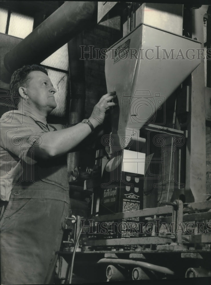 1955 Press Photo Chester Mack, with automatic packaging machine, Milwaukee.- Historic Images