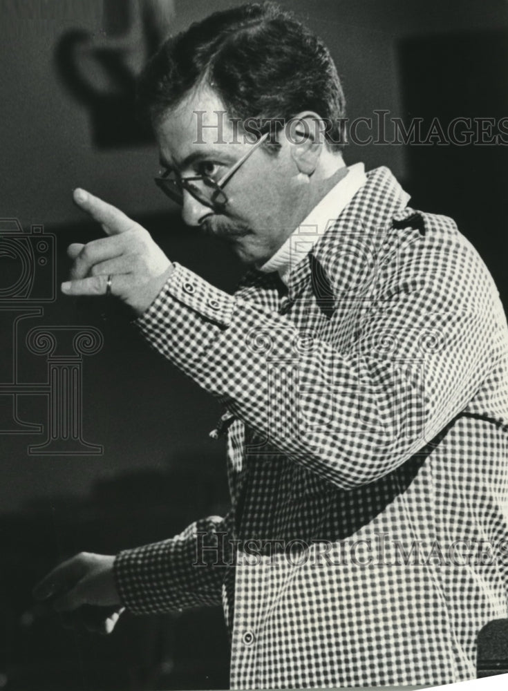 Load image into Gallery viewer, 1974 Press Photo Professor Gerald Grose, UWM Jazz Ensemble director - mjc19502
