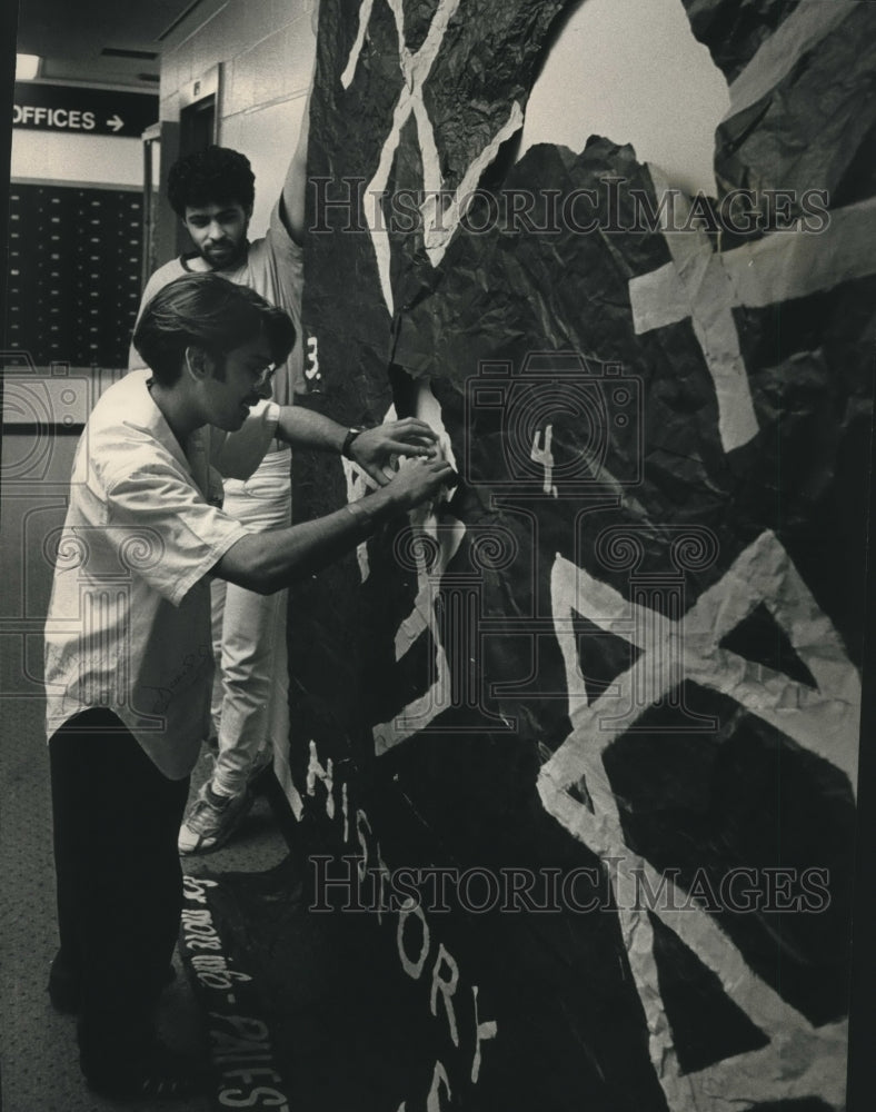 1992 Press Photo Students, University of Wisconsin, make repairs to banner- Historic Images