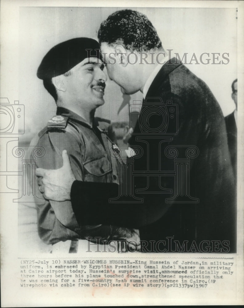 1967 Press Photo Egyptian President Gama Nasser Embraces King Hussein of Jordan