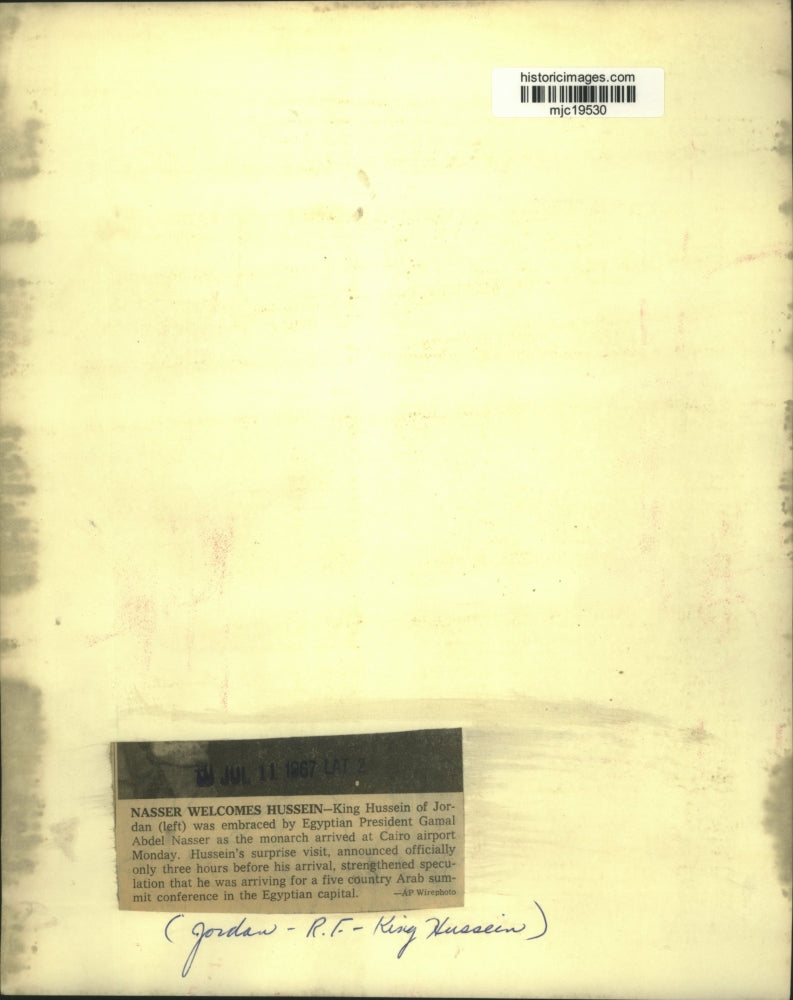 1967 Press Photo Egyptian President Gama Nasser Embraces King Hussein of Jordan