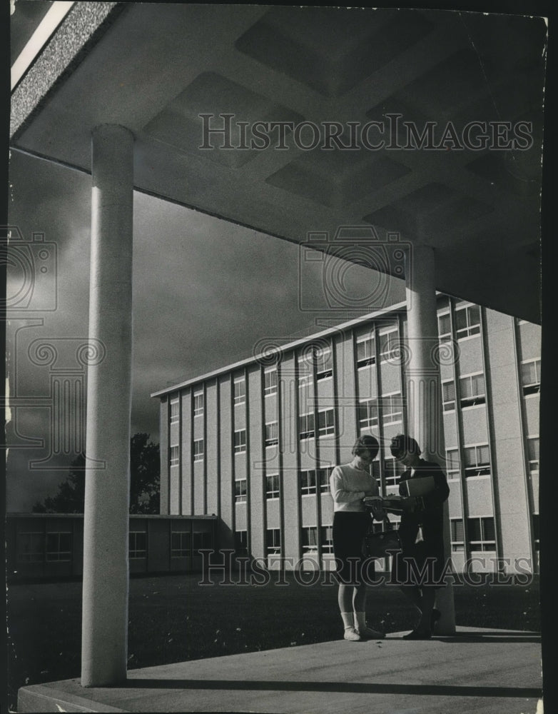 1968 Press Photo Vicki Vetter and Joanne Hoerth Discuss Book at UW-Milwaukee- Historic Images