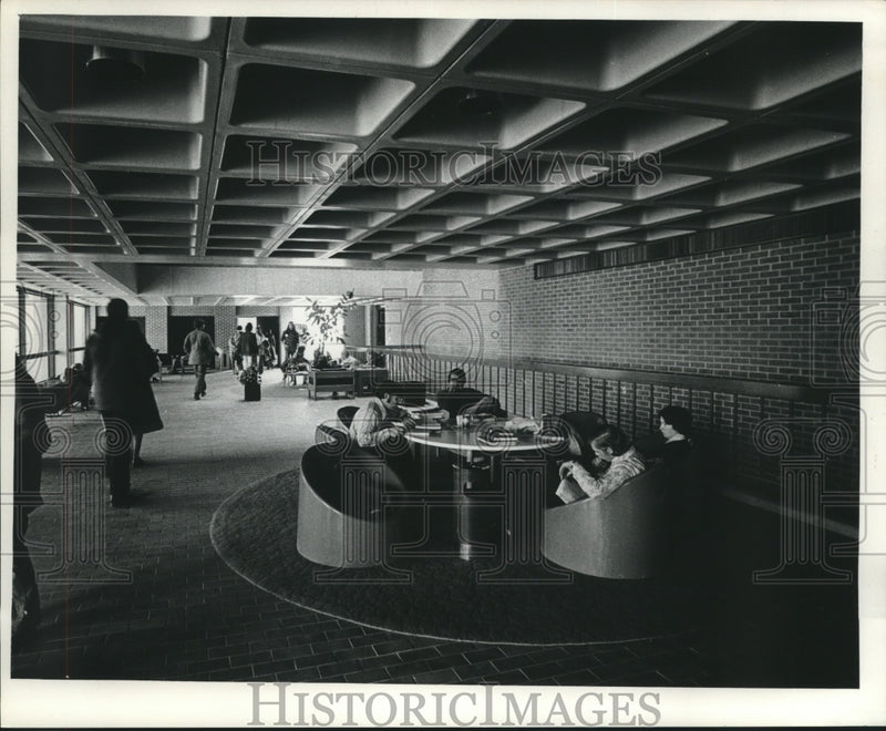 Load image into Gallery viewer, 1972 Press Photo Students in Greenquist Hall, University of Wisconsin-Parkside
