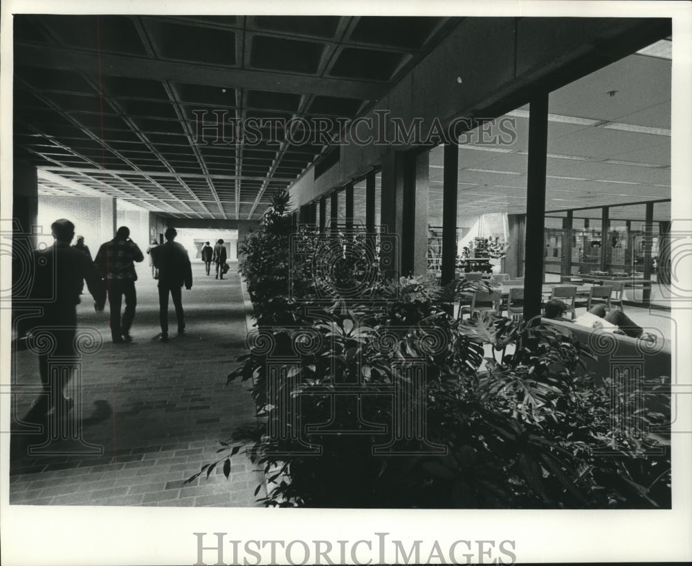 1972 Press Photo UW-Parkside students walk thru corridor next to the library- Historic Images