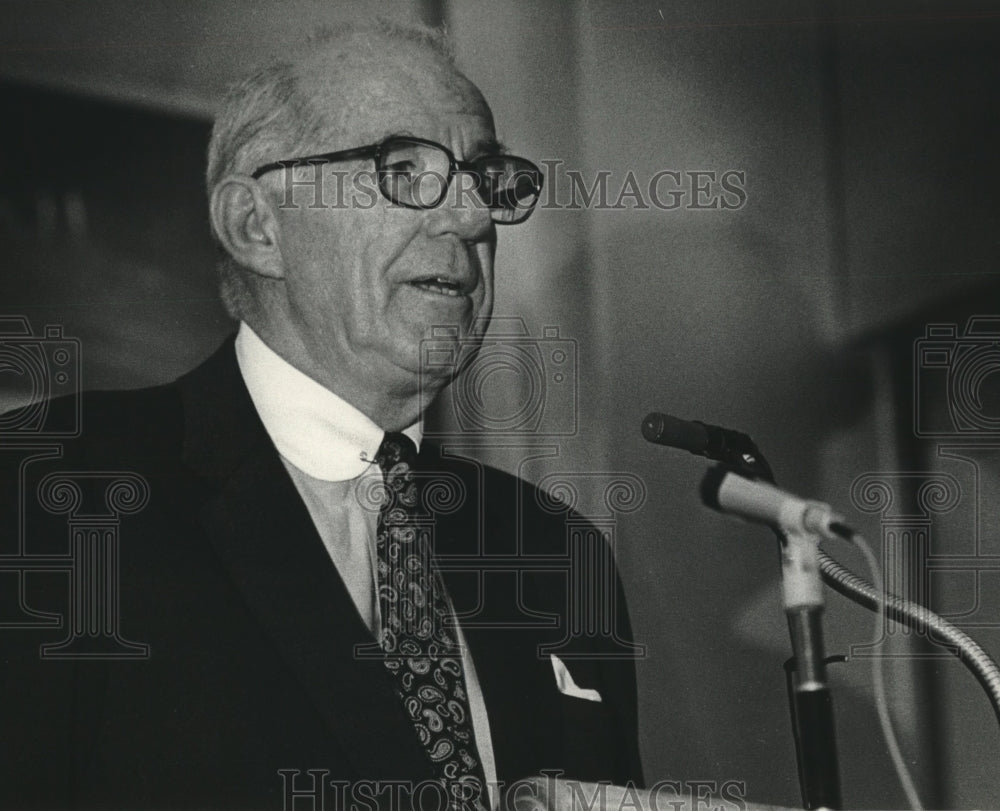 1972 Press Photo Doctor Benjamin Spock Speaks From Podium- Historic Images