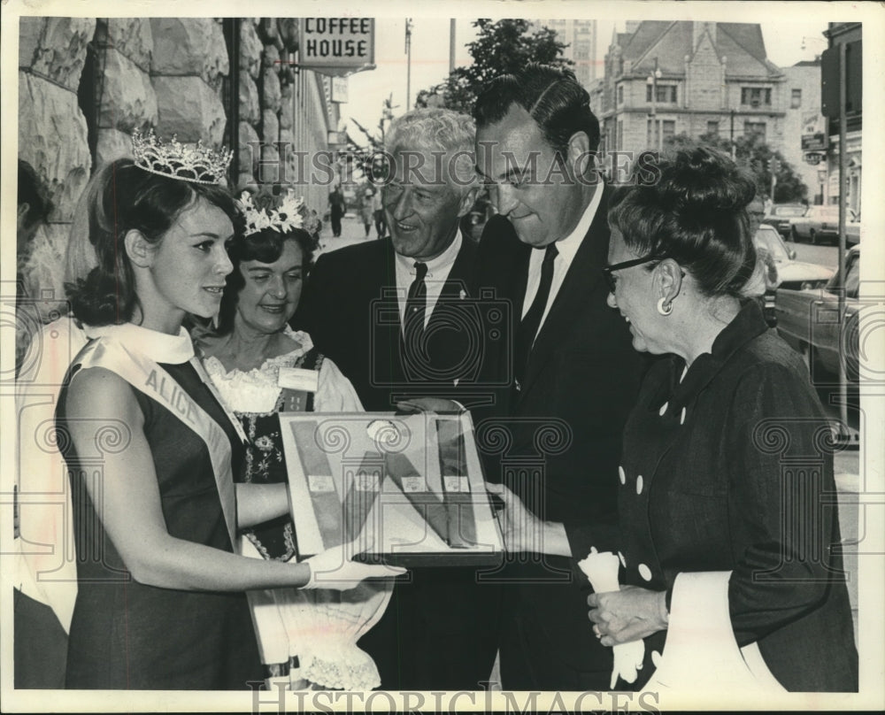 1968 Press Photo Alice in Dairyland, Bobbie Thoreson &amp; others Wisconsin- Historic Images