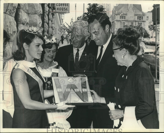 1968 Press Photo Alice in Dairyland, Bobbie Thoreson & others Wisconsin- Historic Images