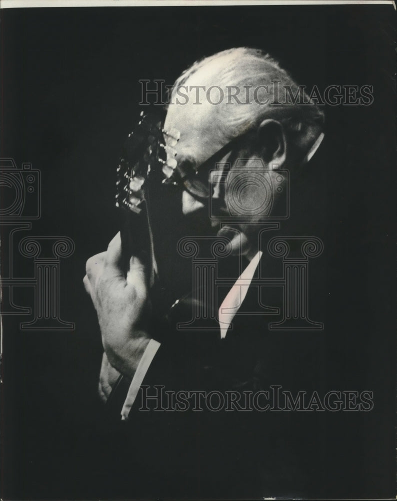 1964 Press Photo Andres Segovia at Uihlein Hall, Wisconsin - mjc20183- Historic Images