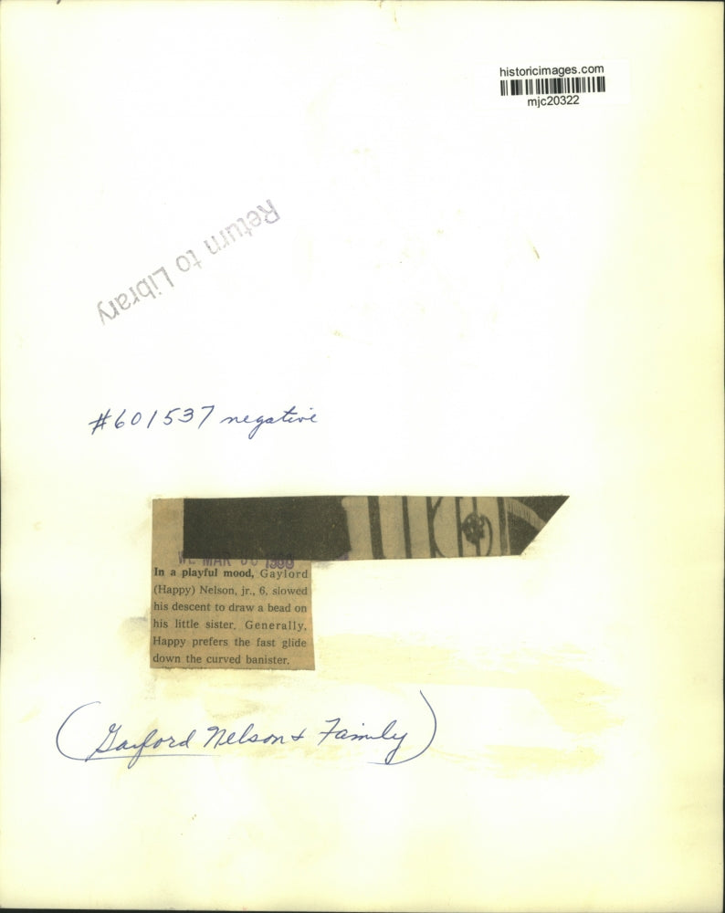 1960 Press Photo Gaylord Nelson Jr. & Cynthia Nelson glide down curved banister