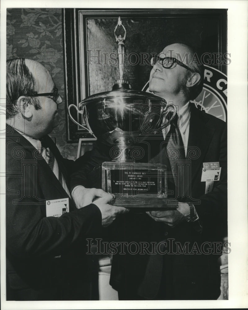 1973 Press Photo Dr. Bill Semler, race physician, receives award- Historic Images