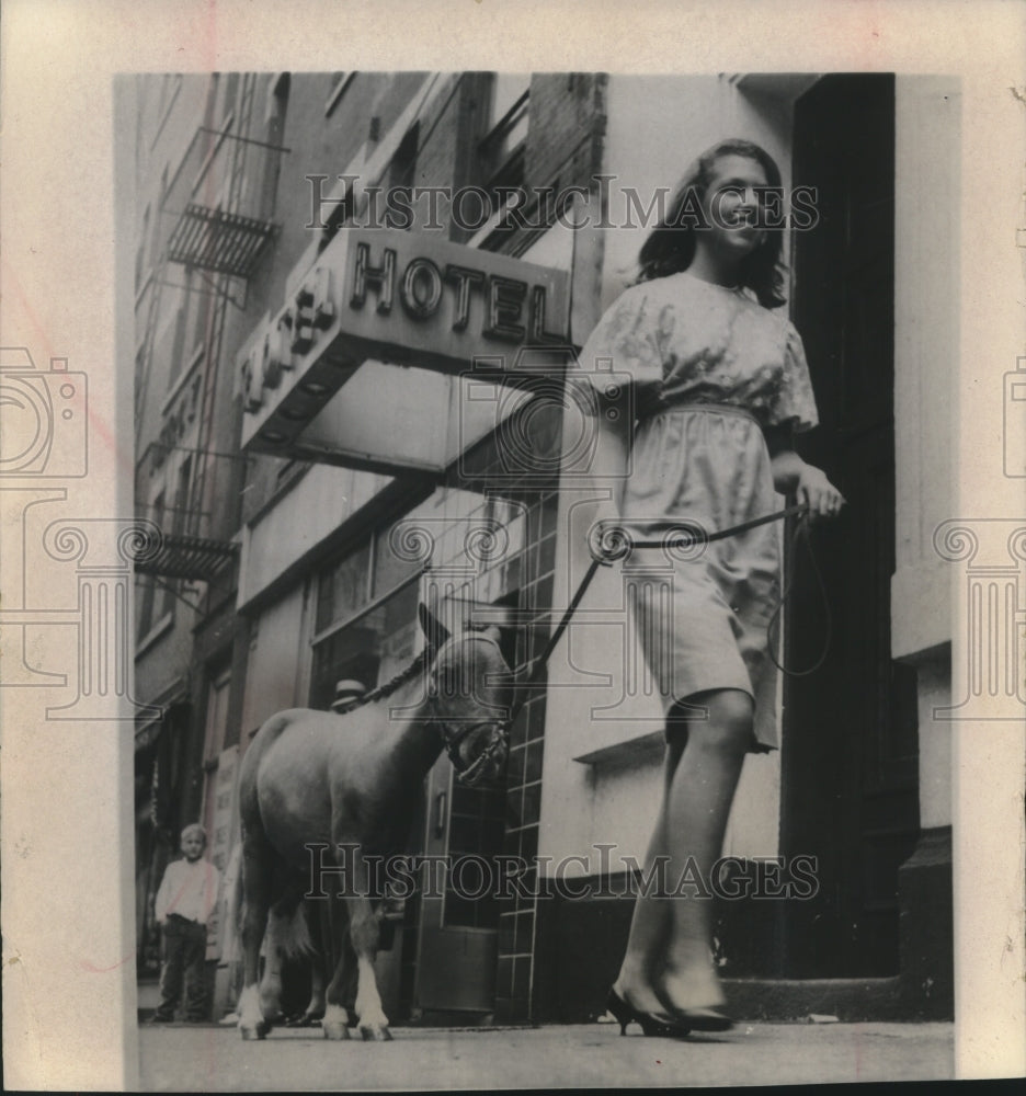 1965 Press Photo Randy Robinson led her miniature horse in New York city- Historic Images