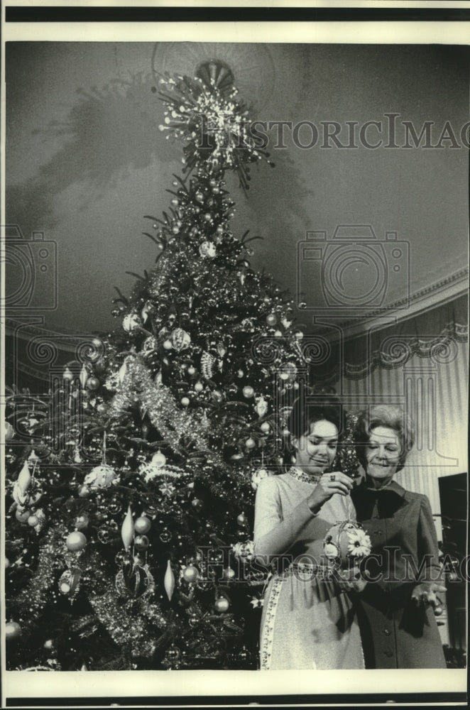 1971 Press Photo Mrs Richard Nixon and Daughter Examine Decorations, White House- Historic Images