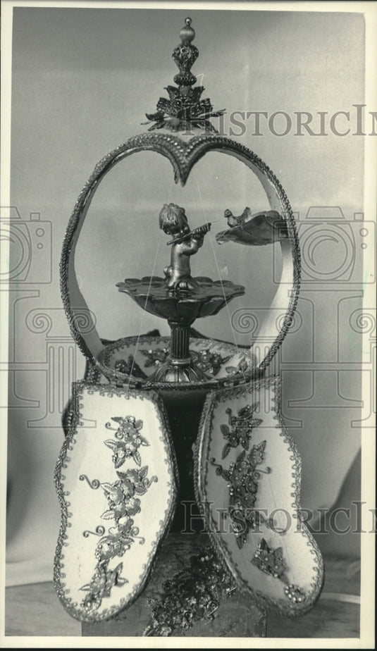 1984 Press Photo Artist Donna Runge Faberge-style egg Charles Allis Art Museum- Historic Images
