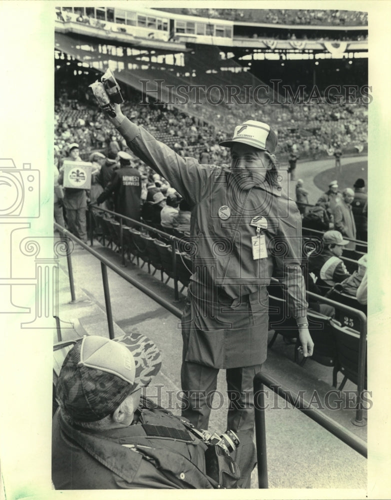 1984 Press Photo Gretchen Schuldt in crowd hawking peanuts at Brewer&#39;s game, WI.- Historic Images